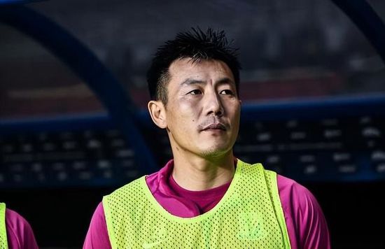 三个男人躁一个女人免费视频