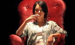 岳和闺蜜把我用嘴含进满动态图